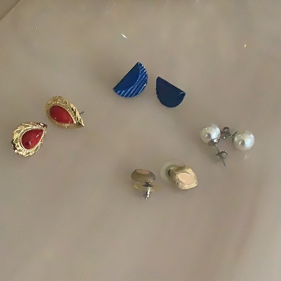 Earring bundle 4 pair red gold blue gold pearl all studded all have backs - Picture 3 of 8